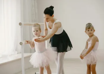 Bir Balerinin İlk Adımları: 4-5 Yaş Bale Dersi Müfredatında Neler Var?